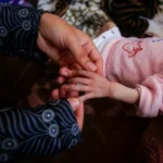 مستشفى العودة في غزة يشهد ولادة صادمة لطفلة بلا دماغ
